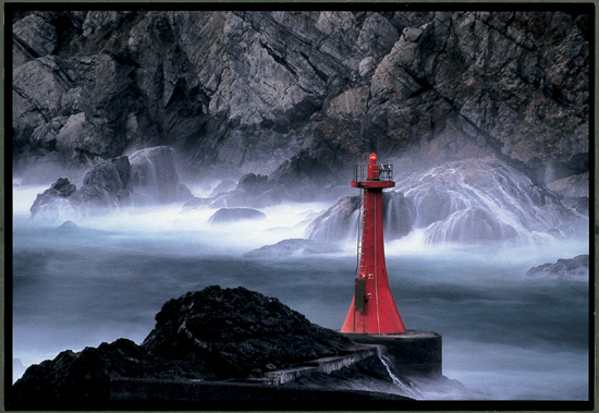時化の赤灯台